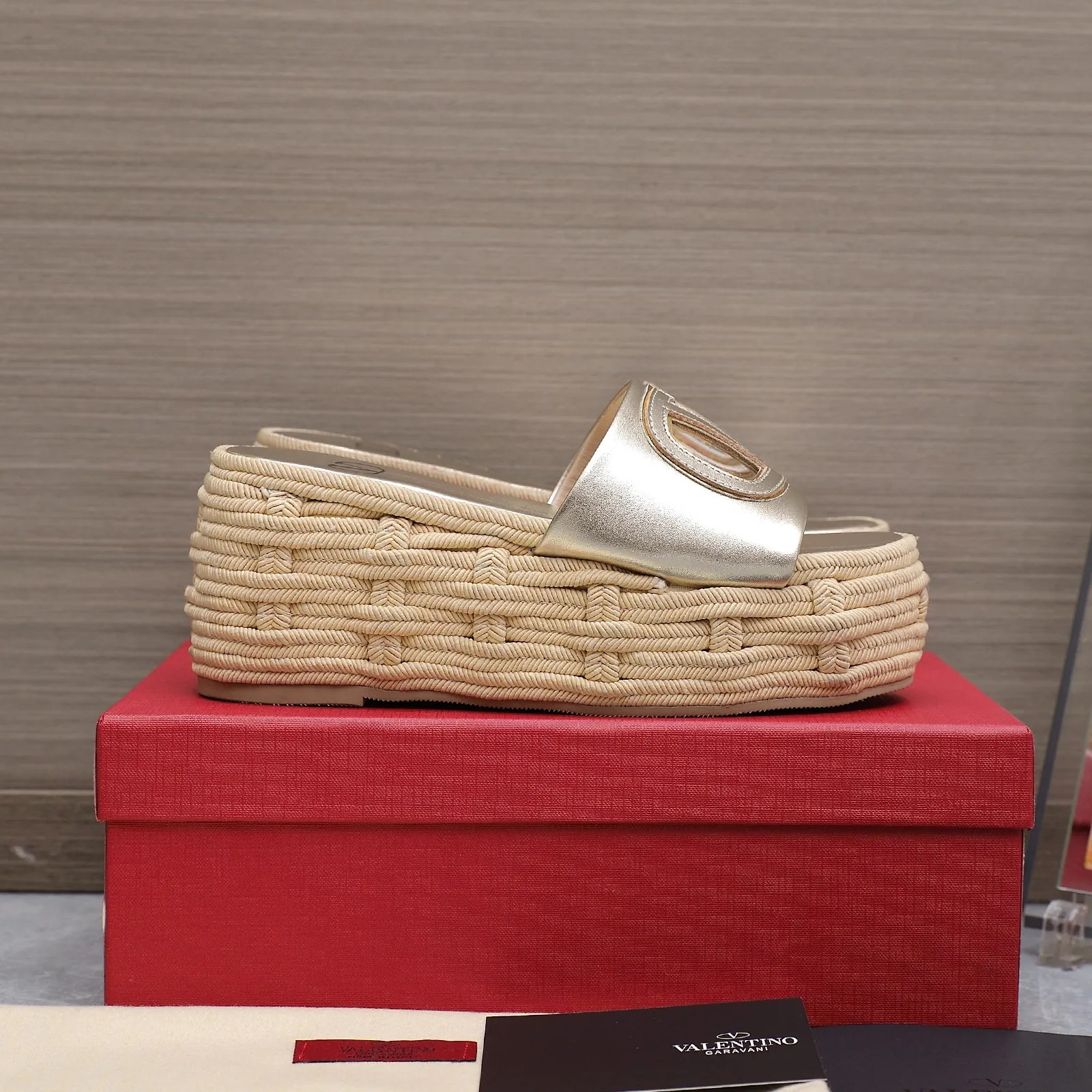 👟👟Ex-factory price 640👟👟The highest version💯💯💯 2024 early spring counter catwalk style updated simultaneously 💗Valentino💗Valentino Wedge hemp rope bottom slippers/follow-up sandals series ——————————Top version Super creative craft design highlights the brand’s unique style, luxury fashion and highly recognizable Exquisite round head, perfect side arc, extremely pure taste, ladylike temperament and full of femininity‼ ️ Upper: Made of imported cowhide. Lining: Made of mixed sheepskin. Italian imported cowhide outsole. Wedge heel back height: 8.5CM. Front height: 5.5CM. Code number: 35-41 (41 customized)